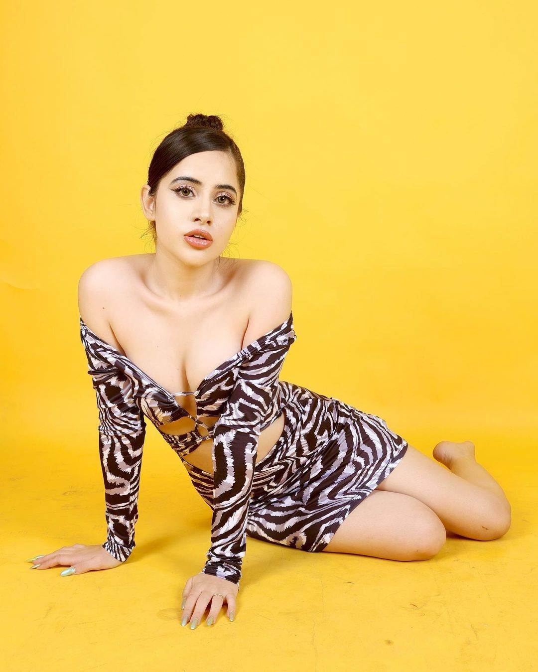 ब्रालेट की जगह Belt पहन Urfi Javed ने खिंचवाई फोटो, फैंस बोले-अगर बेल्ट खुल गया तो....