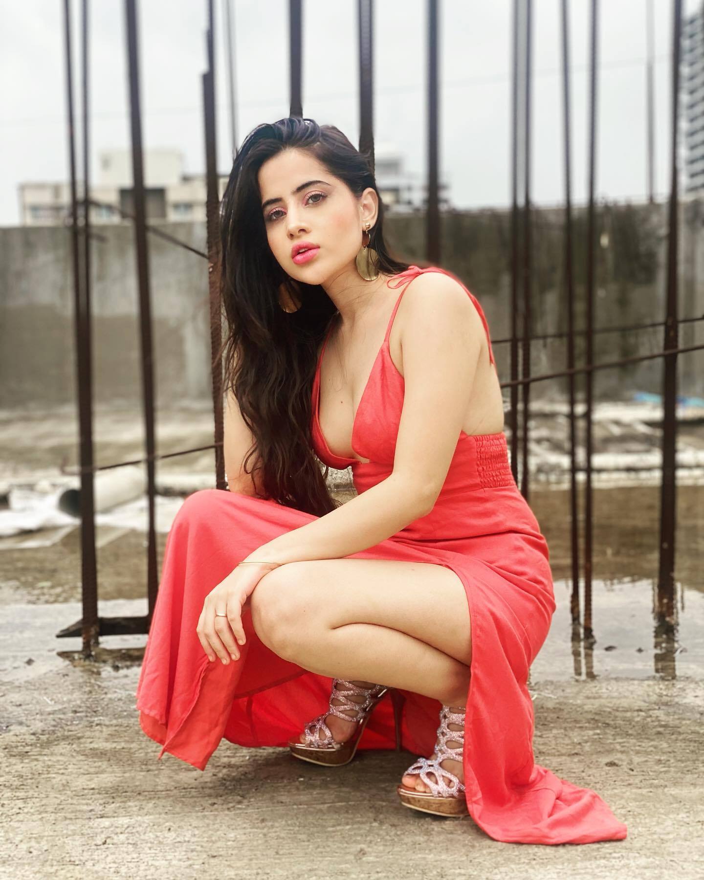 ब्रालेट की जगह Belt पहन Urfi Javed ने खिंचवाई फोटो, फैंस बोले-अगर बेल्ट खुल गया तो....