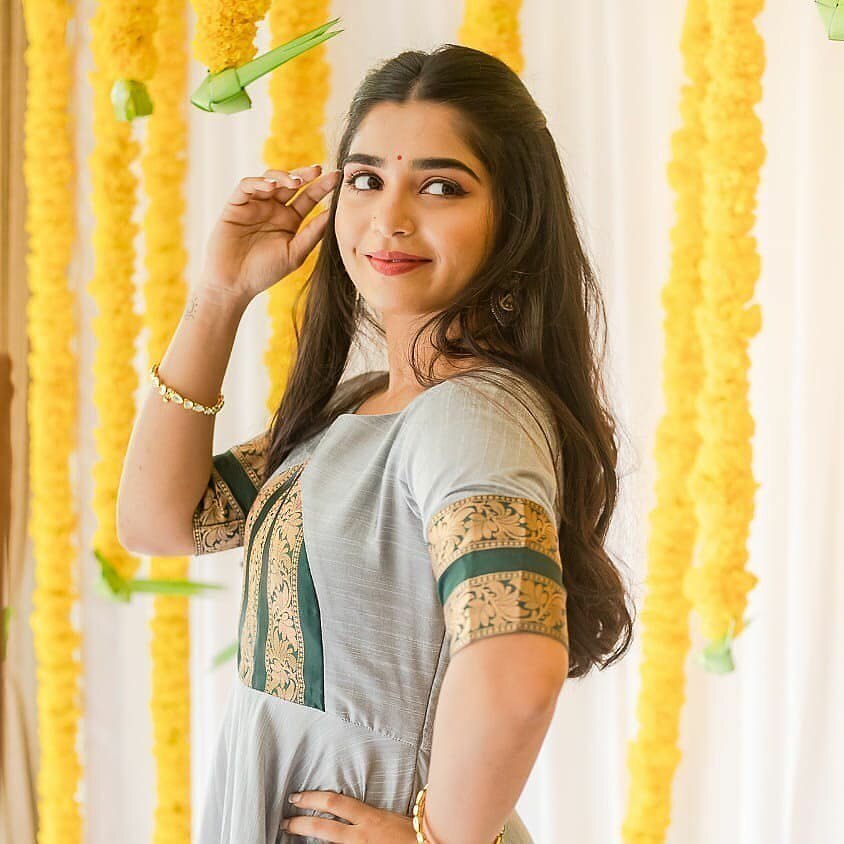 ముద్దుగా ఉన్న టాలీవుడ్ కొత్త శ్రీదేవి (ఫొటోలు) ముద్దుగా ఉన్న టాలీవుడ్ కొత్త శ్రీదేవి (ఫొటోలు)