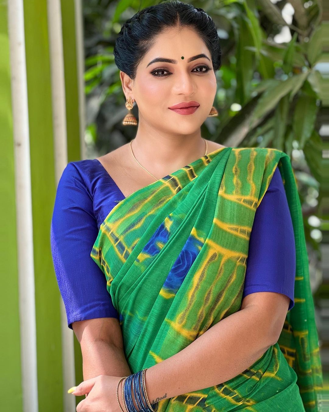 PHOTOS : பச்சை ப்ளூ காம்பினேஷன் ப்பா.. ஆளை மயக்கும் சூப்பர் போஸில் ...