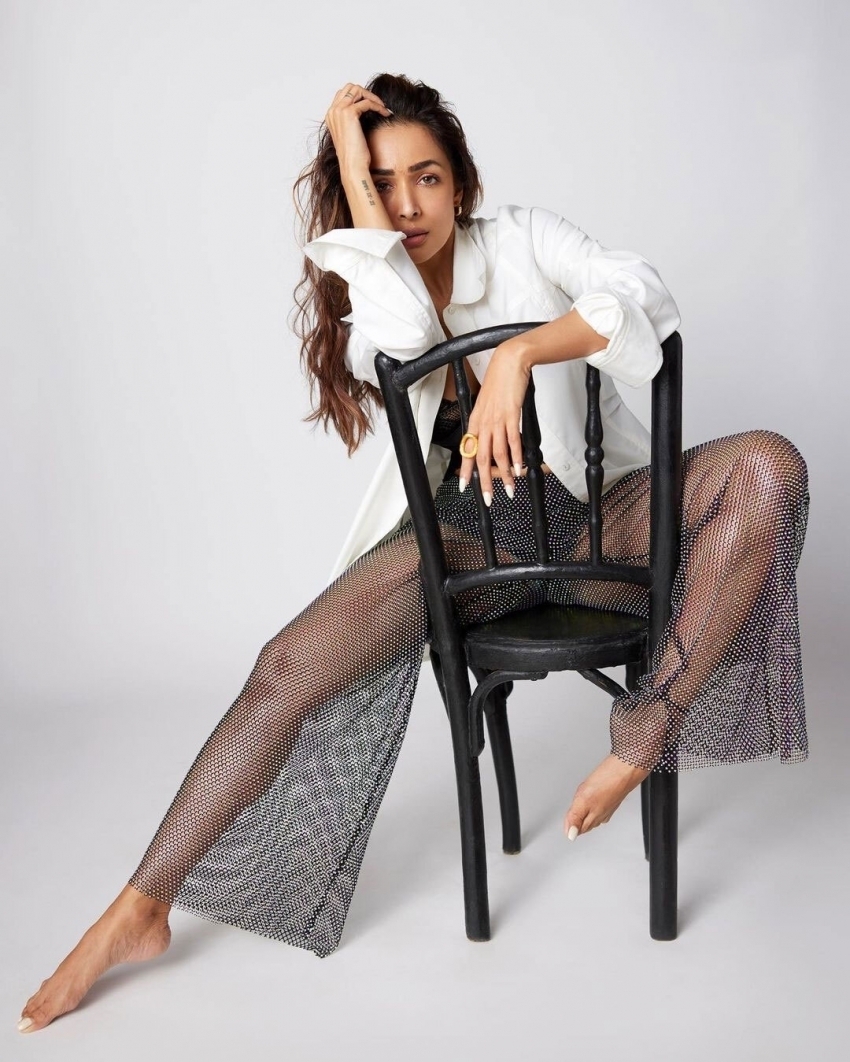 बिकिनी पहन पानी में आग लगाती नजर आईं मलाइका अरोड़ा, यूजर्स बोले- beautyful aunty ji