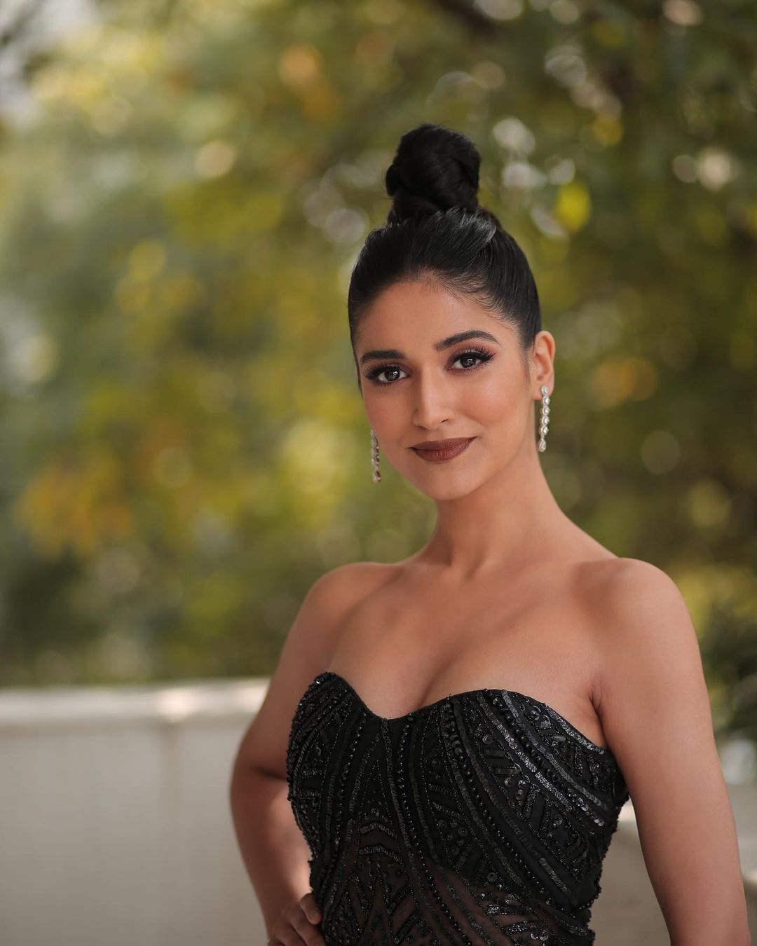 PHOTOS ப்பா.. ஜிகு ஜிகு உடையில் வசீகரிக்கும் ஓஜஸ்வி சர்மா