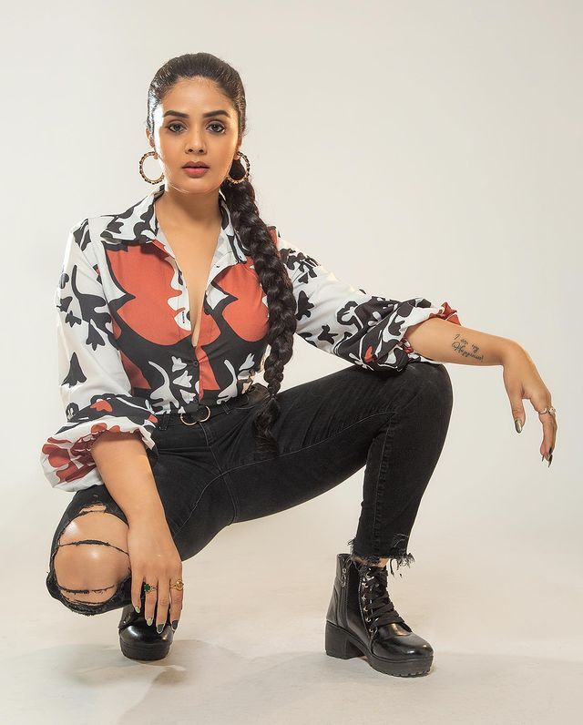 యాంకర్ శ్రీముఖి మైండ్ బ్లోయింగ్(ఫోటోస్) యాంకర్ శ్రీముఖి మైండ్ బ్లోయింగ్(ఫోటోస్)