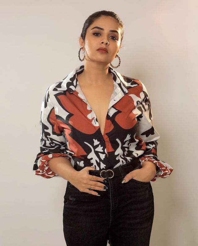 యాంకర్ శ్రీముఖి మైండ్ బ్లోయింగ్(ఫోటోస్) యాంకర్ శ్రీముఖి మైండ్ బ్లోయింగ్(ఫోటోస్)