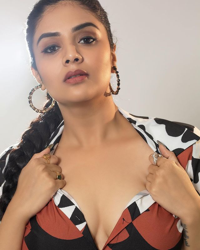 యాంకర్ శ్రీముఖి మైండ్ బ్లోయింగ్(ఫోటోస్) యాంకర్ శ్రీముఖి మైండ్ బ్లోయింగ్(ఫోటోస్)