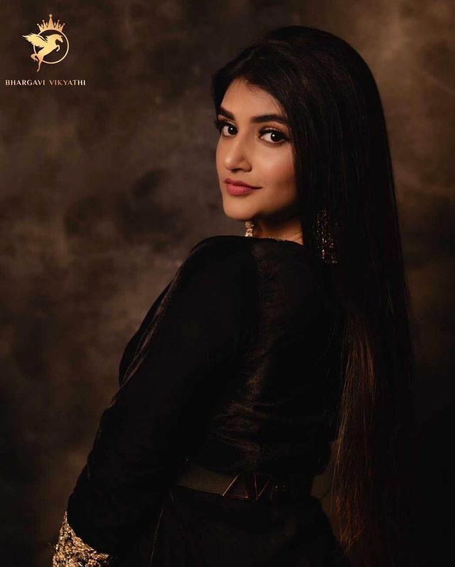 కొంటెచూపులతో కవ్విస్తోన్న శ్రీలీల కొంటెచూపులతో కవ్విస్తోన్న శ్రీలీల