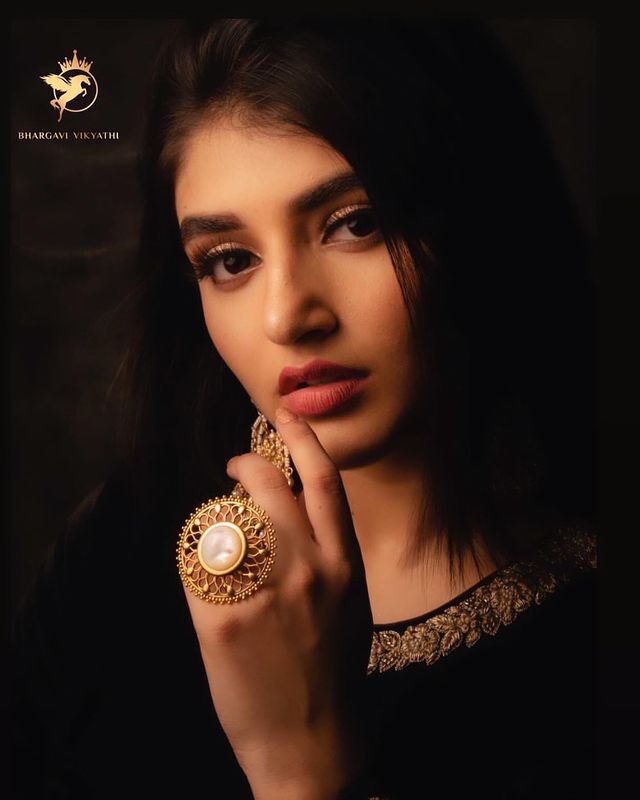 కొంటెచూపులతో కవ్విస్తోన్న శ్రీలీల కొంటెచూపులతో కవ్విస్తోన్న శ్రీలీల