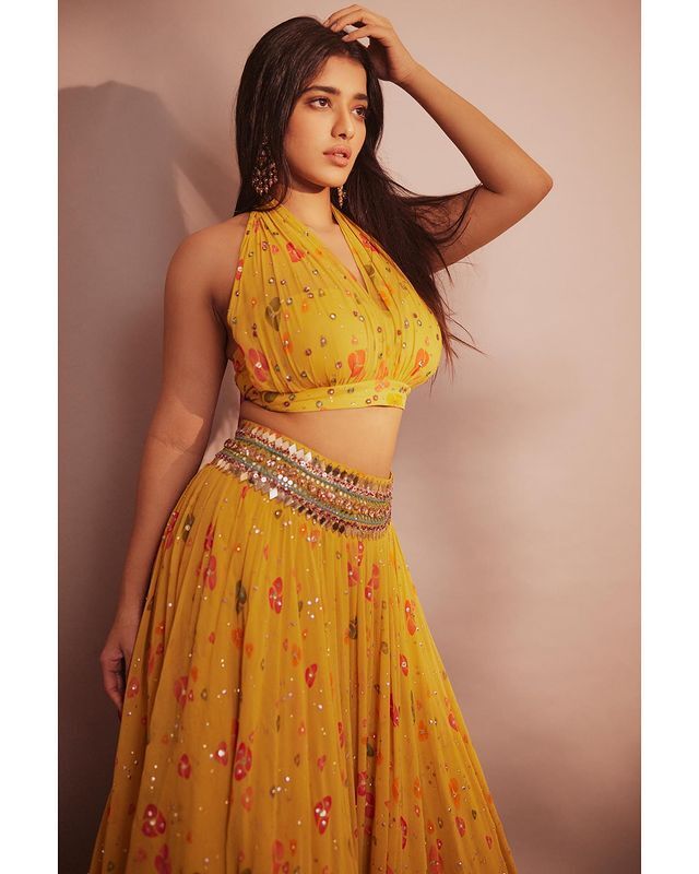 వయ్యారాలు ఒలకబోస్తూ ఫోజులిస్తున్న రోమాంటిక్ భామ వయ్యారాలు ఒలకబోస్తూ ఫోజులిస్తున్న రోమాంటిక్ భామ