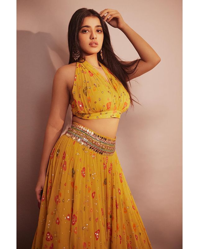 వయ్యారాలు ఒలకబోస్తూ ఫోజులిస్తున్న రోమాంటిక్ భామ వయ్యారాలు ఒలకబోస్తూ ఫోజులిస్తున్న రోమాంటిక్ భామ