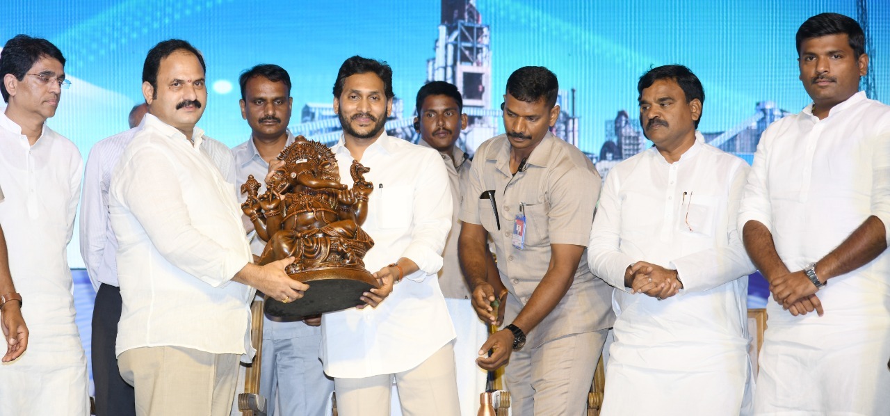 రామ్కో సిమెంట్ ఫ్యాక్టరీని ప్రారంభించిన సీఎం జగన్.. రాయలసీమ రైతులకు ఆఫర్.. రామ్కో సిమెంట్ ఫ్యాక్టరీని ప్రారంభించిన సీఎం జగన్.. రాయలసీమ రైతులకు ఆఫర్..