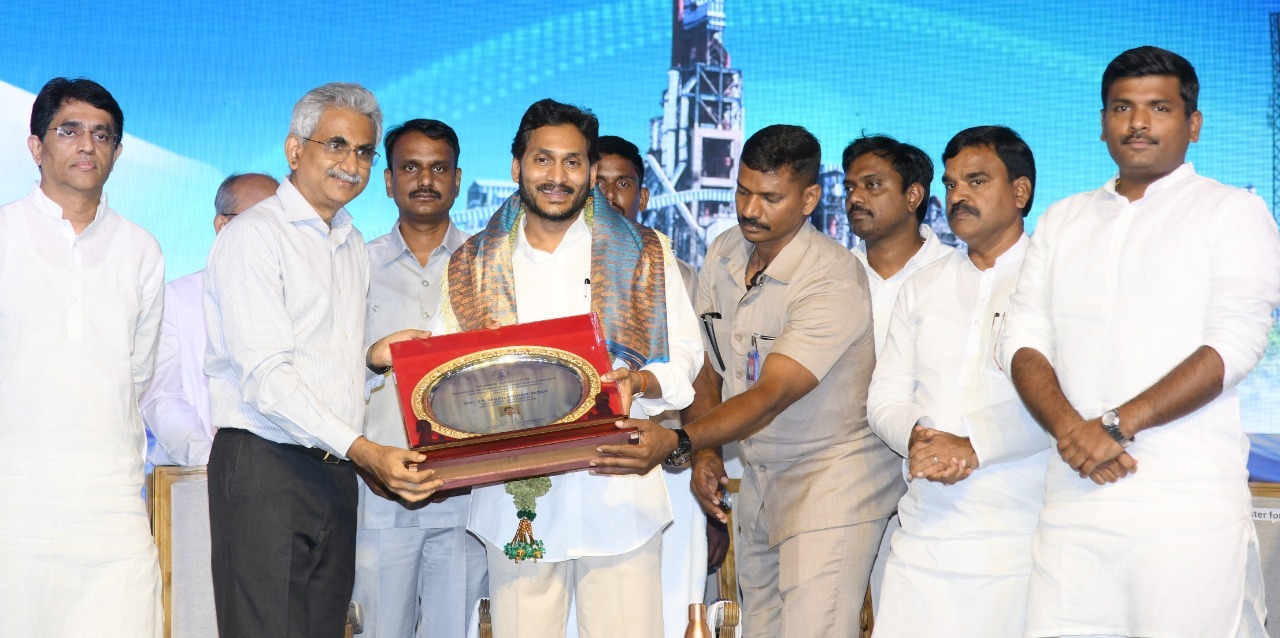 రామ్కో సిమెంట్ ఫ్యాక్టరీని ప్రారంభించిన సీఎం జగన్.. రాయలసీమ రైతులకు ఆఫర్.. రామ్కో సిమెంట్ ఫ్యాక్టరీని ప్రారంభించిన సీఎం జగన్.. రాయలసీమ రైతులకు ఆఫర్..