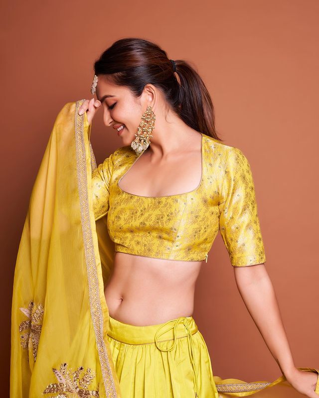 మత్తేక్కించే చూపులతో రెచ్చగోడుతున్న కృతిఖర్బందా మత్తేక్కించే చూపులతో రెచ్చగోడుతున్న కృతిఖర్బందా