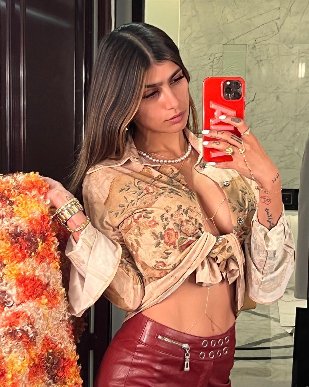 PHOTOS : கலர்புல் உடையில் கலக்கல் போஸ் கொடுத்த கனவுக்கன்னி மியா கலிஃபா.. சொக்கவைக்கும் நச்