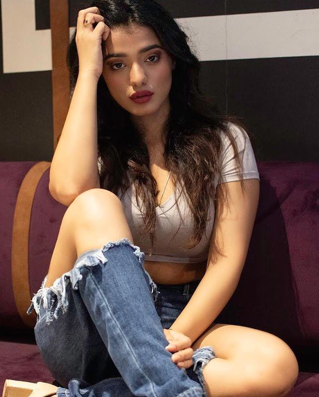 పరువాలతో పిచ్చేక్కిస్తున్న రోమాంటిక్ భామ పరువాలతో పిచ్చేక్కిస్తున్న రోమాంటిక్ భామ