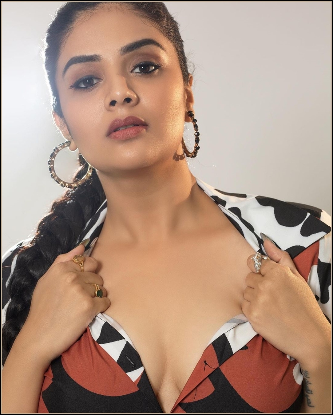 శ్రీముఖి.. బ్యూటీ ఇన్ బ్లాక్ (ఫొటోలు) శ్రీముఖి.. బ్యూటీ ఇన్ బ్లాక్ (ఫొటోలు)
