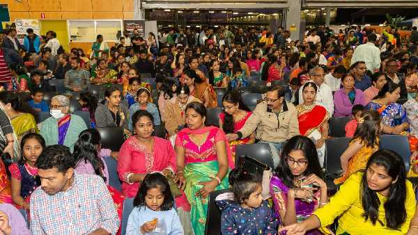సందడే సందడి.. ఆటపాటలతో ఆకట్టుకున్న సీడ్నీలో బతుకమ్మ సంబరాలు..! సందడే సందడి.. ఆటపాటలతో ఆకట్టుకున్న సీడ్నీలో బతుకమ్మ సంబరాలు..!