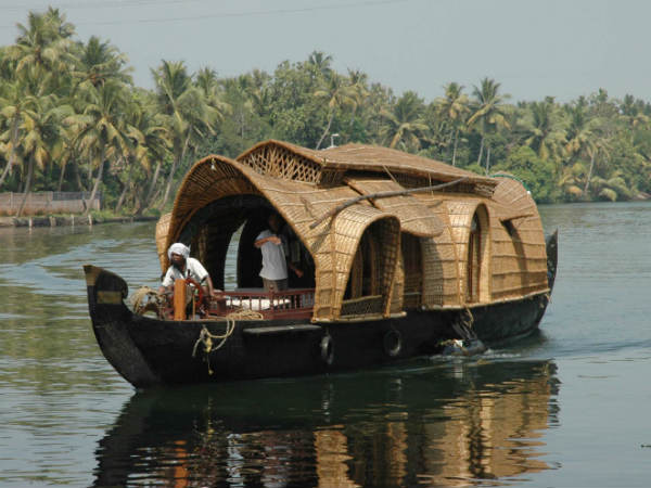 ഹൗസ്ബോട്ടില് ഒരു ട്രിപ്പായാലോ; ഇതാ ഇന്ത്യയില് ട്രിപ്പടിക്കേണ്ട ഹൗസ് ബോട്ട് ഡെസ്റ്റിനേഷനുകള് ഹൗസ്ബോട്ടില് ഒരു ട്രിപ്പായാലോ; ഇതാ ഇന്ത്യയില് ട്രിപ്പടിക്കേണ്ട ഹൗസ് ബോട്ട് ഡെസ്റ്റിനേഷനുകള്