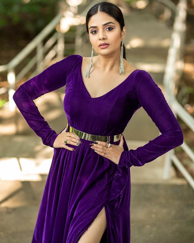 అందాల ప్రదర్శనతో టెంప్ట్ చేస్తున్న శ్రీముఖి అందాల ప్రదర్శనతో టెంప్ట్ చేస్తున్న శ్రీముఖి