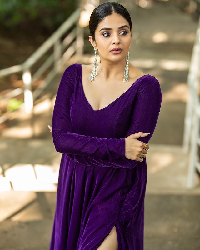 అందాల ప్రదర్శనతో టెంప్ట్ చేస్తున్న శ్రీముఖి అందాల ప్రదర్శనతో టెంప్ట్ చేస్తున్న శ్రీముఖి