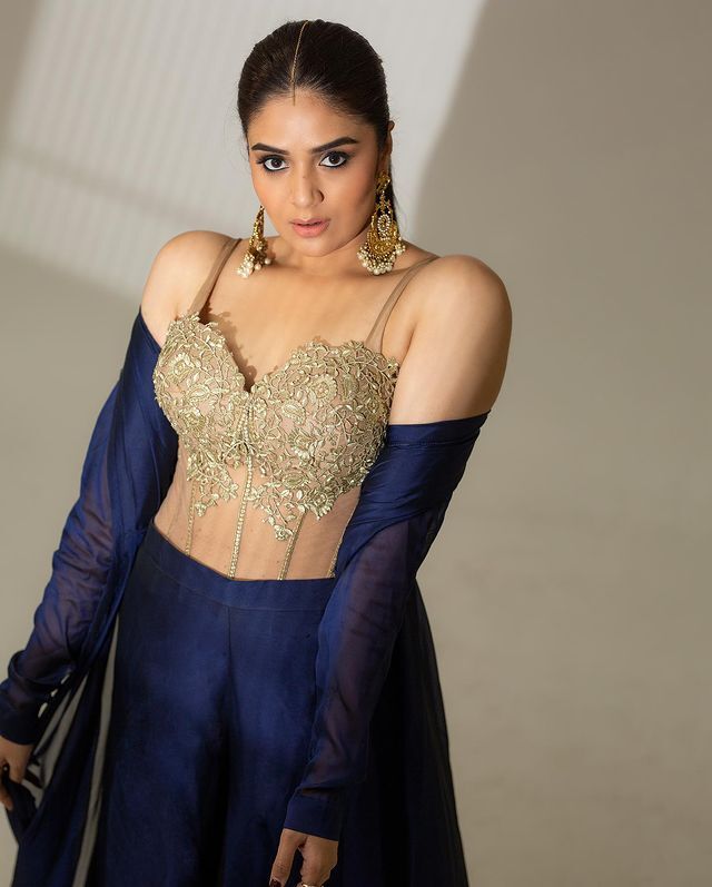 ఎద అందాలతో కవ్విస్తోన్న యాంకర్ శ్రీముఖి ఎద అందాలతో కవ్విస్తోన్న యాంకర్ శ్రీముఖి