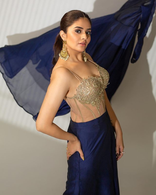ఎద అందాలతో కవ్విస్తోన్న యాంకర్ శ్రీముఖి ఎద అందాలతో కవ్విస్తోన్న యాంకర్ శ్రీముఖి