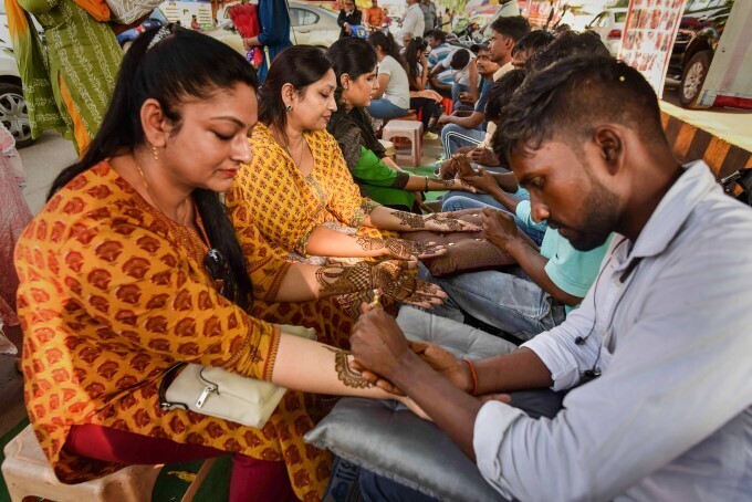 ఉత్తర భారతదేశంలో కర్వాచౌత్ పండగ వేడుకల ఫోటోస్ ఉత్తర భారతదేశంలో కర్వాచౌత్ పండగ వేడుకల ఫోటోస్