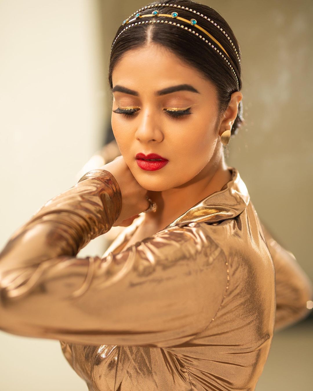 క్లీవేజ్ షోతో హాట్ అందాలు.. హీట్ పెంచుతున్న శ్రీముఖి క్లీవేజ్ షోతో హాట్ అందాలు.. హీట్ పెంచుతున్న శ్రీముఖి