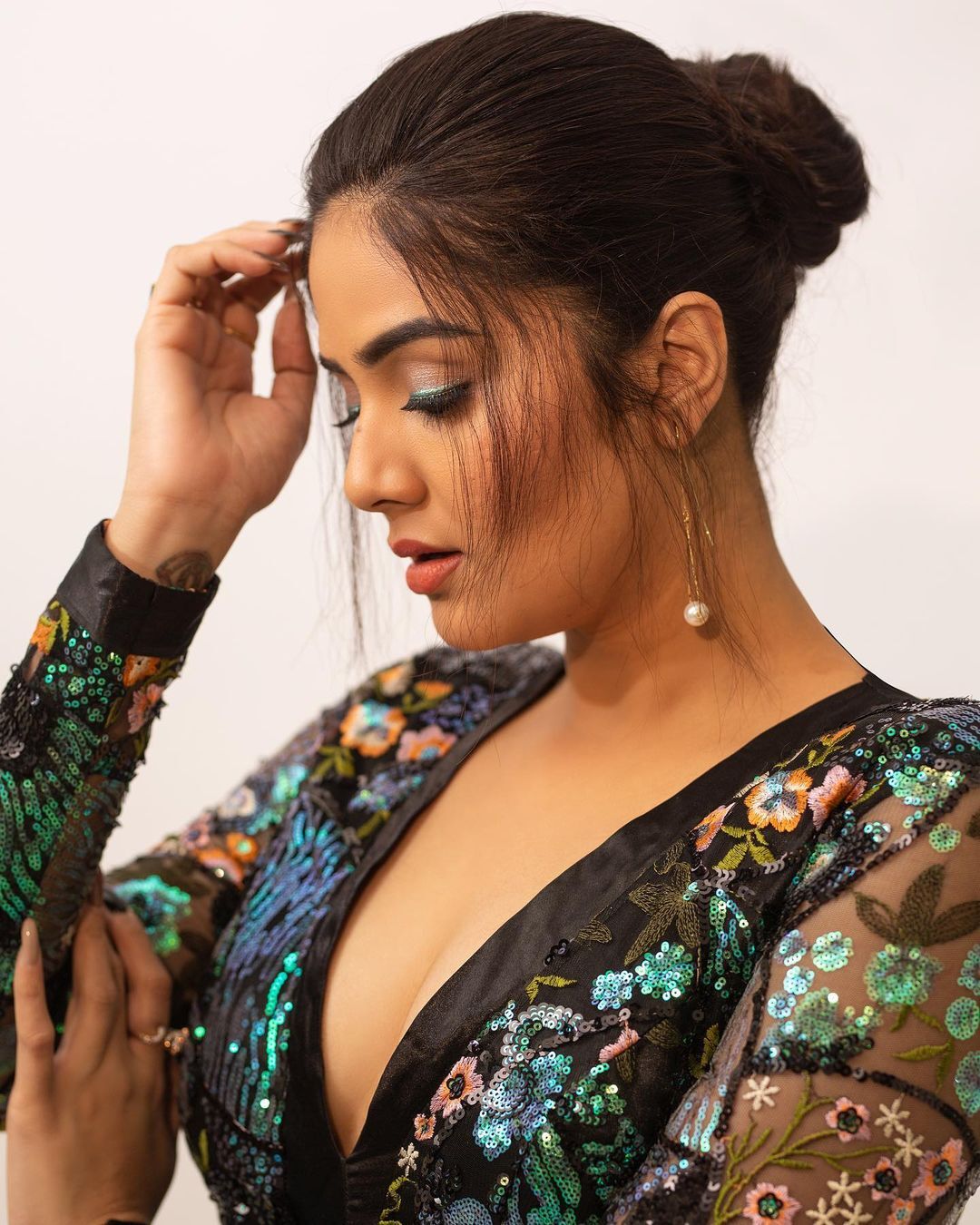 క్లీవేజ్ షోతో హాట్ అందాలు.. హీట్ పెంచుతున్న శ్రీముఖి క్లీవేజ్ షోతో హాట్ అందాలు.. హీట్ పెంచుతున్న శ్రీముఖి