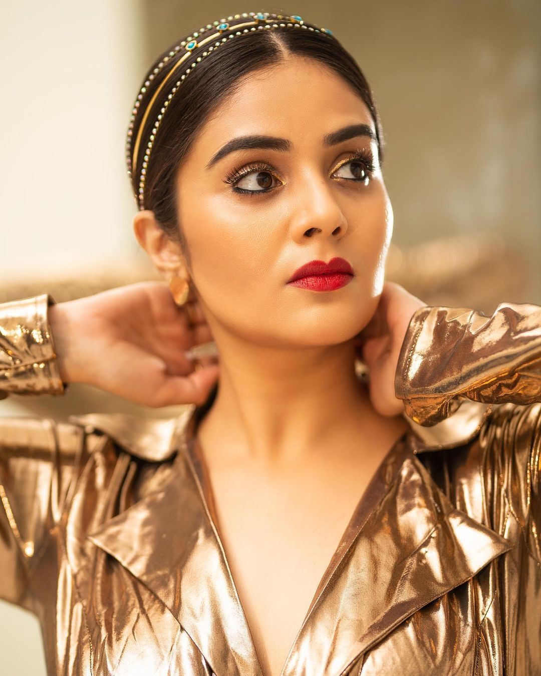 క్లీవేజ్ షోతో హాట్ అందాలు.. హీట్ పెంచుతున్న శ్రీముఖి క్లీవేజ్ షోతో హాట్ అందాలు.. హీట్ పెంచుతున్న శ్రీముఖి