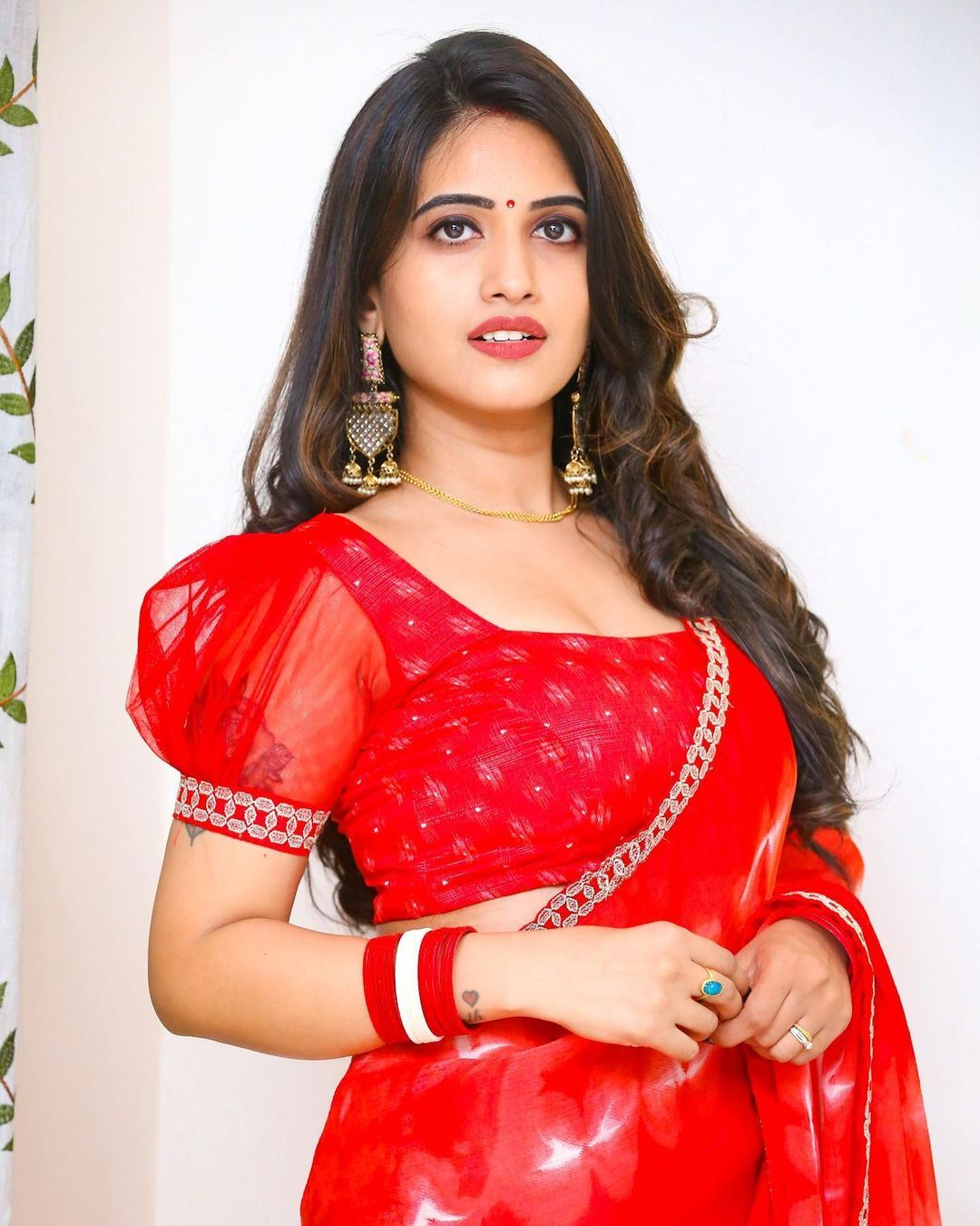 హాటైనా..క్లాస్ అయినా రెడీ.. అందాలతో కాక పుట్టిస్తున్న స్రవంతి చొక్కారపు