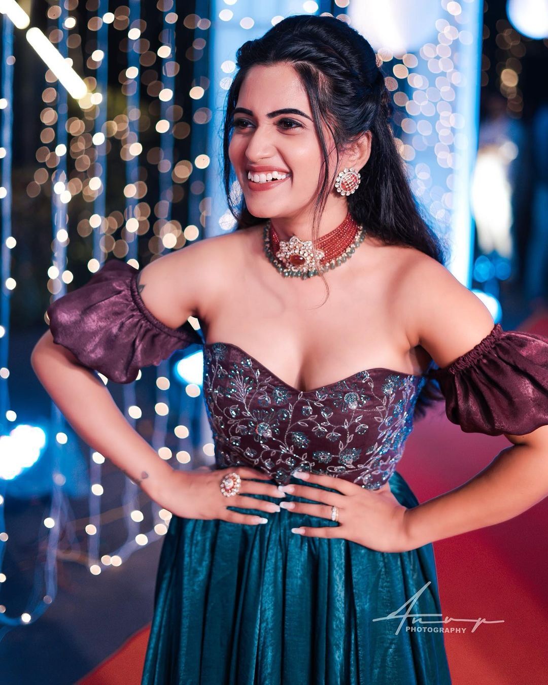 హాటైనా..క్లాస్ అయినా రెడీ.. అందాలతో కాక పుట్టిస్తున్న స్రవంతి చొక్కారపు