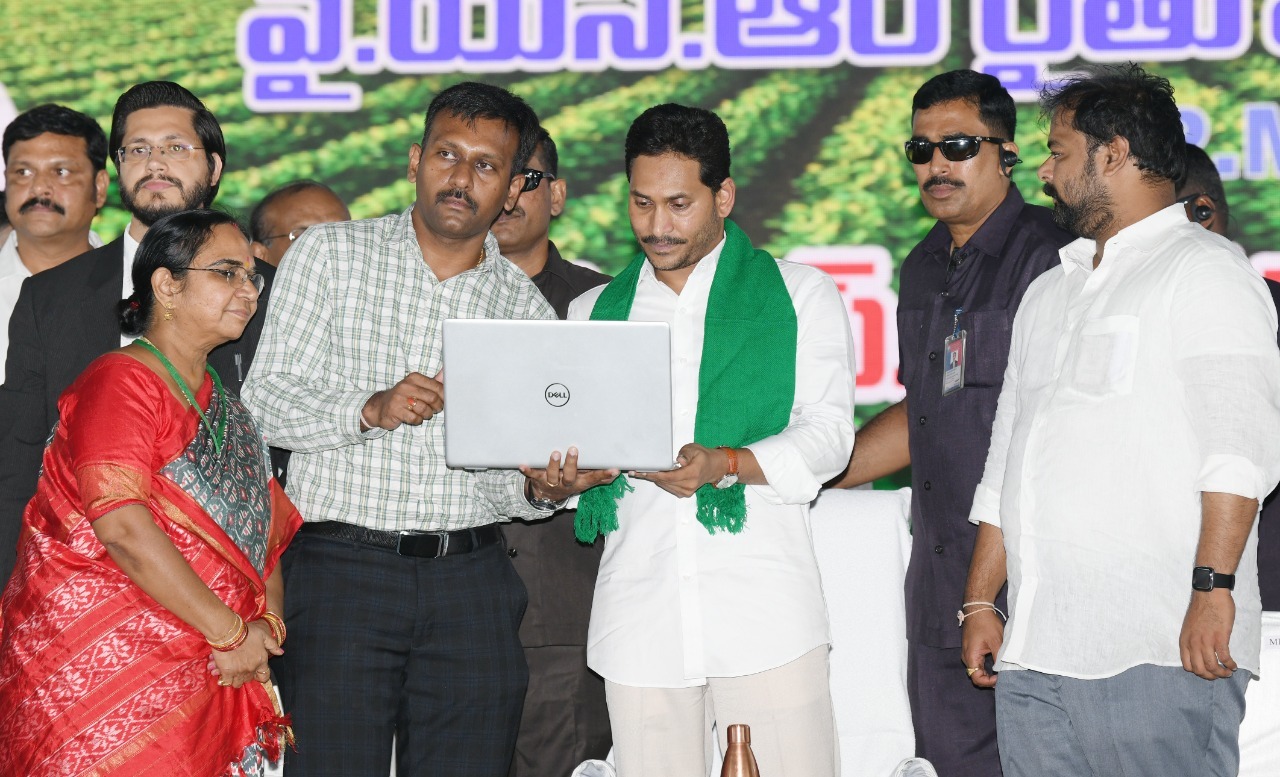 ఆళ్లగడ్డలో సీఎం జగన్.. రైతు భరోసా నిధులు అన్నదాతల ఖాతాలో జమ ఆళ్లగడ్డలో సీఎం జగన్.. రైతు భరోసా నిధులు అన్నదాతల ఖాతాలో జమ