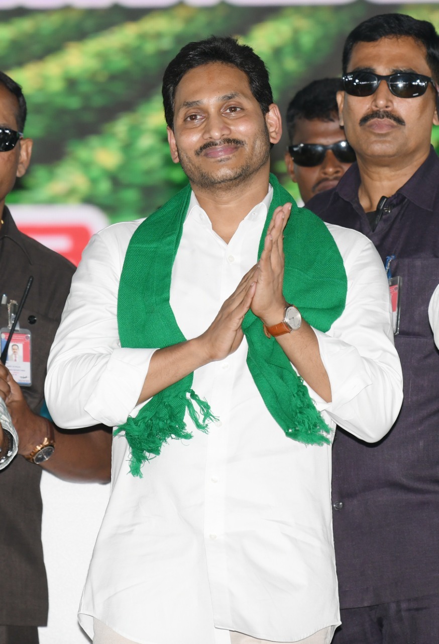 ఆళ్లగడ్డలో సీఎం జగన్.. రైతు భరోసా నిధులు అన్నదాతల ఖాతాలో జమ ఆళ్లగడ్డలో సీఎం జగన్.. రైతు భరోసా నిధులు అన్నదాతల ఖాతాలో జమ