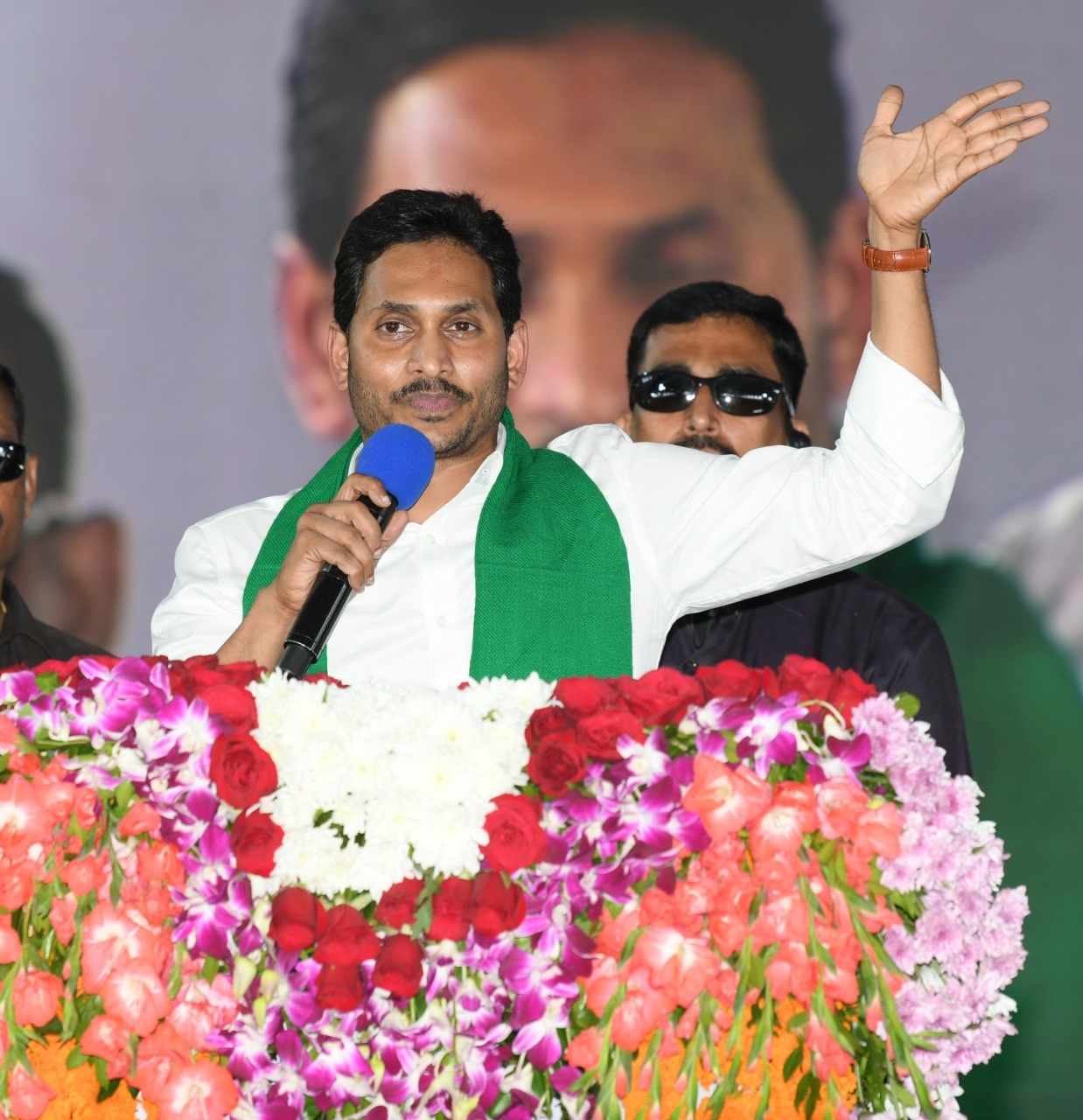 ఆళ్లగడ్డలో సీఎం జగన్.. రైతు భరోసా నిధులు అన్నదాతల ఖాతాలో జమ ఆళ్లగడ్డలో సీఎం జగన్.. రైతు భరోసా నిధులు అన్నదాతల ఖాతాలో జమ