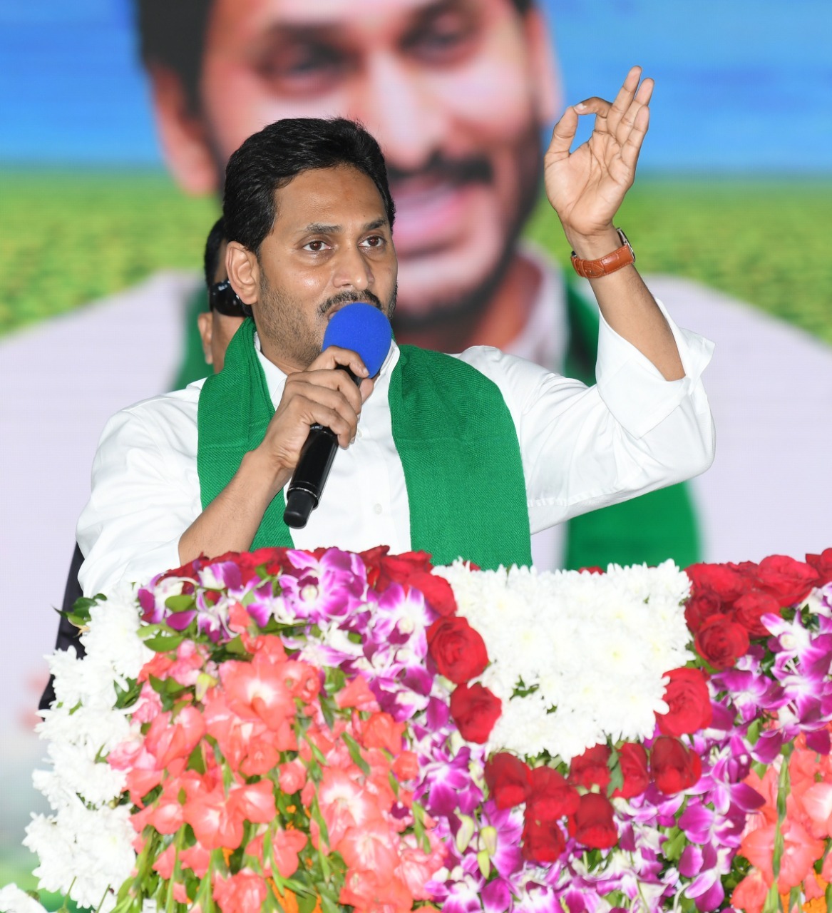 ఆళ్లగడ్డలో సీఎం జగన్.. రైతు భరోసా నిధులు అన్నదాతల ఖాతాలో జమ ఆళ్లగడ్డలో సీఎం జగన్.. రైతు భరోసా నిధులు అన్నదాతల ఖాతాలో జమ