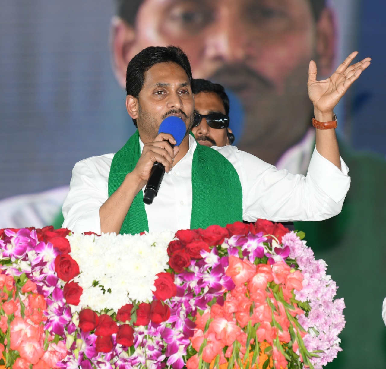 ఆళ్లగడ్డలో సీఎం జగన్.. రైతు భరోసా నిధులు అన్నదాతల ఖాతాలో జమ ఆళ్లగడ్డలో సీఎం జగన్.. రైతు భరోసా నిధులు అన్నదాతల ఖాతాలో జమ
