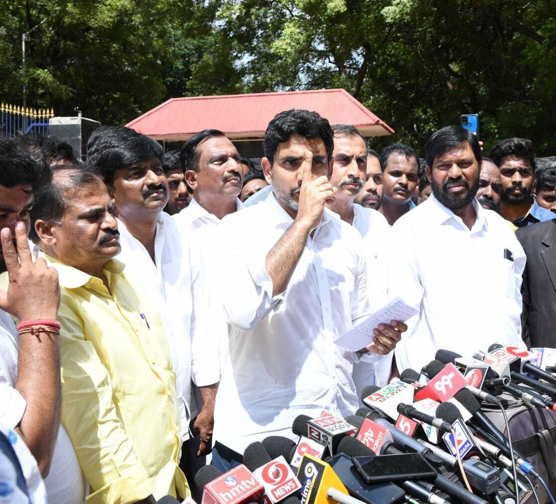 సీఎం జగన్ సొంత గడ్డపై లోకేష్ టూర్.. ఘన స్వాగతం పలికిన టీడీపీ కార్యకర్తలు సీఎం జగన్ సొంత గడ్డపై లోకేష్ టూర్.. ఘన స్వాగతం పలికిన టీడీపీ కార్యకర్తలు