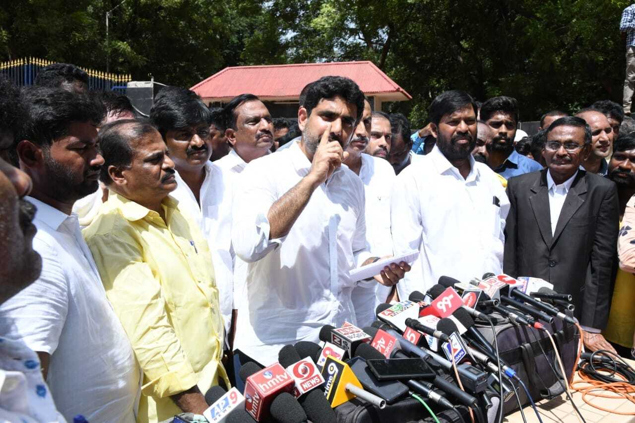 సీఎం జగన్ సొంత గడ్డపై లోకేష్ టూర్.. ఘన స్వాగతం పలికిన టీడీపీ కార్యకర్తలు సీఎం జగన్ సొంత గడ్డపై లోకేష్ టూర్.. ఘన స్వాగతం పలికిన టీడీపీ కార్యకర్తలు