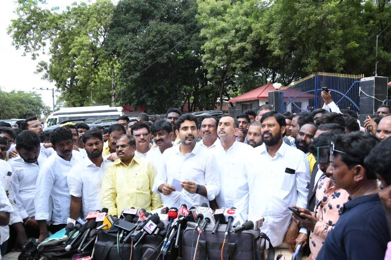 సీఎం జగన్ సొంత గడ్డపై లోకేష్ టూర్.. ఘన స్వాగతం పలికిన టీడీపీ కార్యకర్తలు సీఎం జగన్ సొంత గడ్డపై లోకేష్ టూర్.. ఘన స్వాగతం పలికిన టీడీపీ కార్యకర్తలు