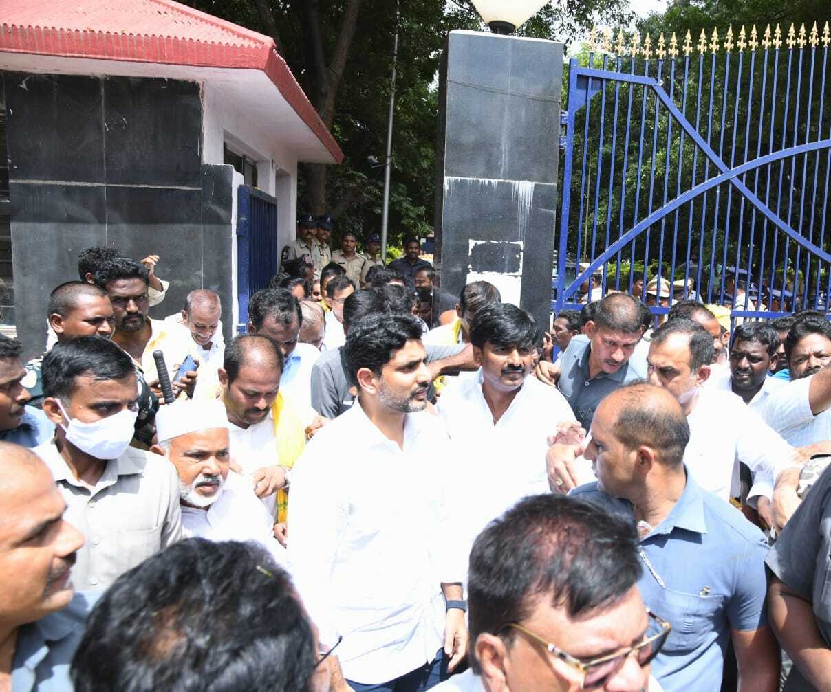 సీఎం జగన్ సొంత గడ్డపై లోకేష్ టూర్.. ఘన స్వాగతం పలికిన టీడీపీ కార్యకర్తలు సీఎం జగన్ సొంత గడ్డపై లోకేష్ టూర్.. ఘన స్వాగతం పలికిన టీడీపీ కార్యకర్తలు