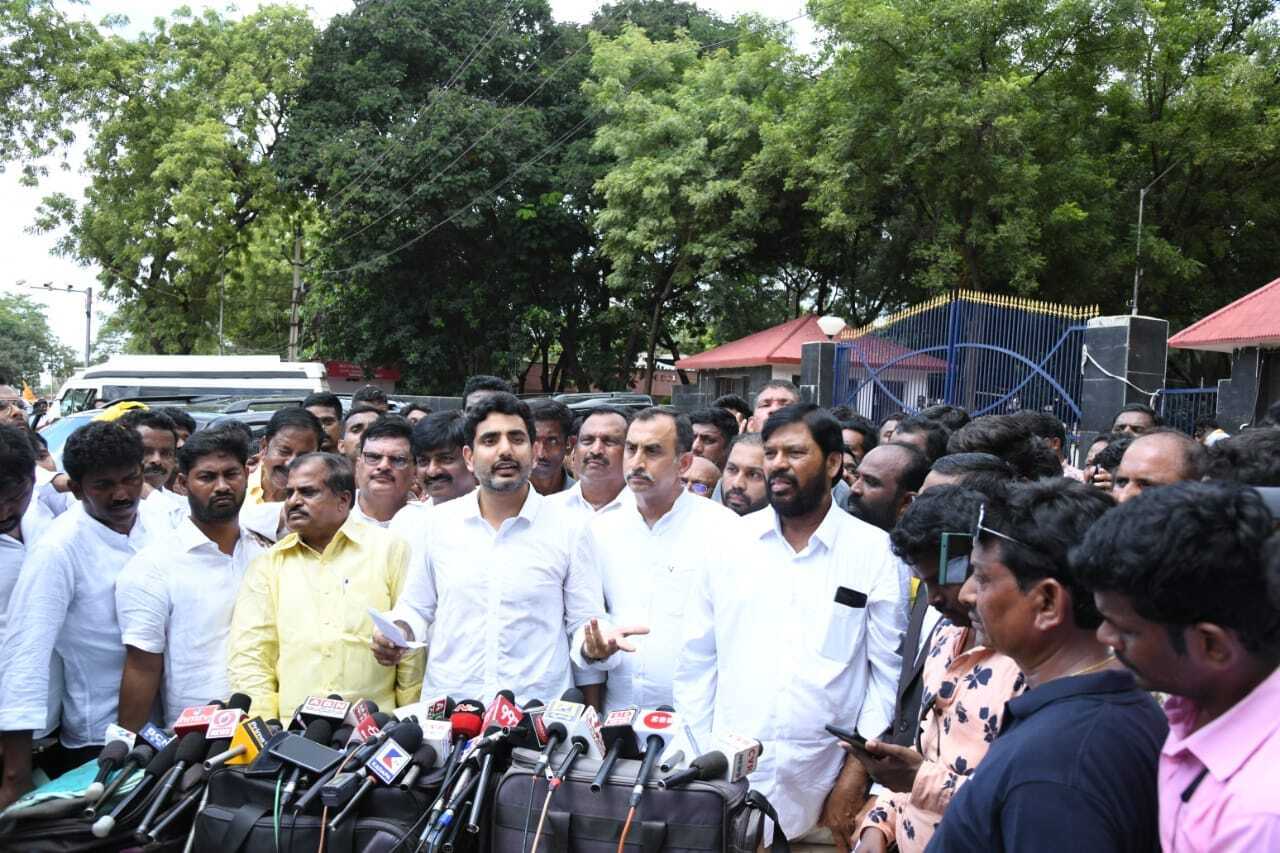 సీఎం జగన్ సొంత గడ్డపై లోకేష్ టూర్.. ఘన స్వాగతం పలికిన టీడీపీ కార్యకర్తలు సీఎం జగన్ సొంత గడ్డపై లోకేష్ టూర్.. ఘన స్వాగతం పలికిన టీడీపీ కార్యకర్తలు