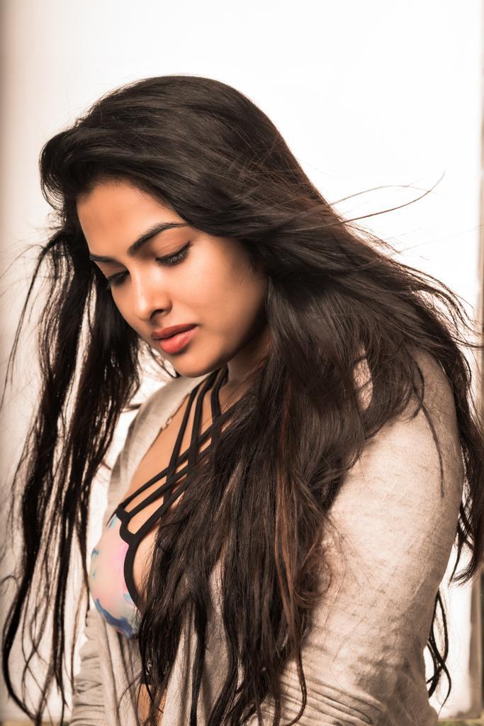నిజంగానే `దివి` నుంచి గానీ దిగొచ్చిందా..(ఫొటోలు) నిజంగానే `దివి` నుంచి గానీ దిగొచ్చిందా..(ఫొటోలు)