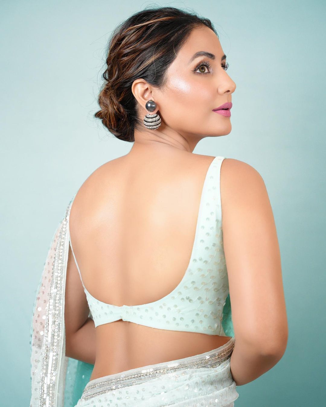 కవ్వించే అందాలతో కాక పుట్టిస్తున్న హీనాఖాన్.. కుర్రాళ్లకు కనుల విందే..! కవ్వించే అందాలతో కాక పుట్టిస్తున్న హీనాఖాన్.. కుర్రాళ్లకు కనుల విందే..!