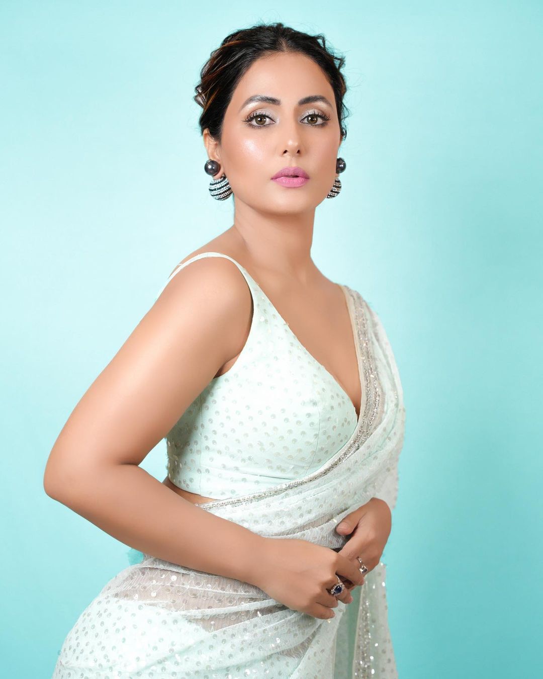 కవ్వించే అందాలతో కాక పుట్టిస్తున్న హీనాఖాన్.. కుర్రాళ్లకు కనుల విందే..! కవ్వించే అందాలతో కాక పుట్టిస్తున్న హీనాఖాన్.. కుర్రాళ్లకు కనుల విందే..!