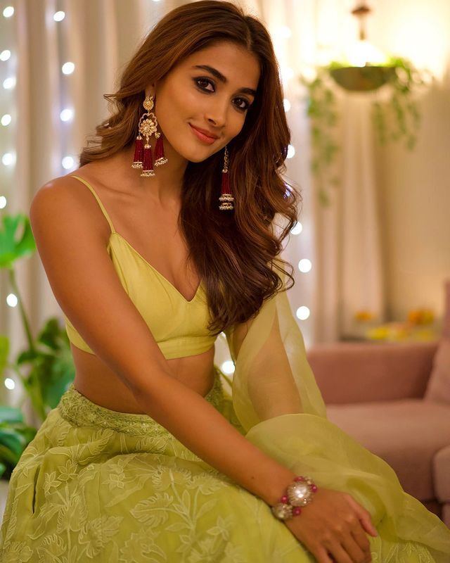 ట్రెండీ డ్రెస్ లో బుట్ట బొమ్మ అందాలు చూస్తే చూపుతిప్పుకోలేరు ట్రెండీ డ్రెస్ లో బుట్ట బొమ్మ అందాలు చూస్తే చూపుతిప్పుకోలేరు