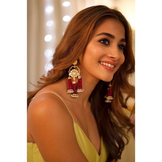 ట్రెండీ డ్రెస్ లో బుట్ట బొమ్మ అందాలు చూస్తే చూపుతిప్పుకోలేరు ట్రెండీ డ్రెస్ లో బుట్ట బొమ్మ అందాలు చూస్తే చూపుతిప్పుకోలేరు