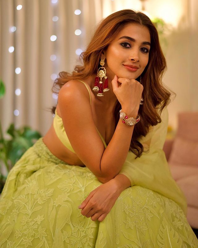ట్రెండీ డ్రెస్ లో బుట్ట బొమ్మ అందాలు చూస్తే చూపుతిప్పుకోలేరు ట్రెండీ డ్రెస్ లో బుట్ట బొమ్మ అందాలు చూస్తే చూపుతిప్పుకోలేరు