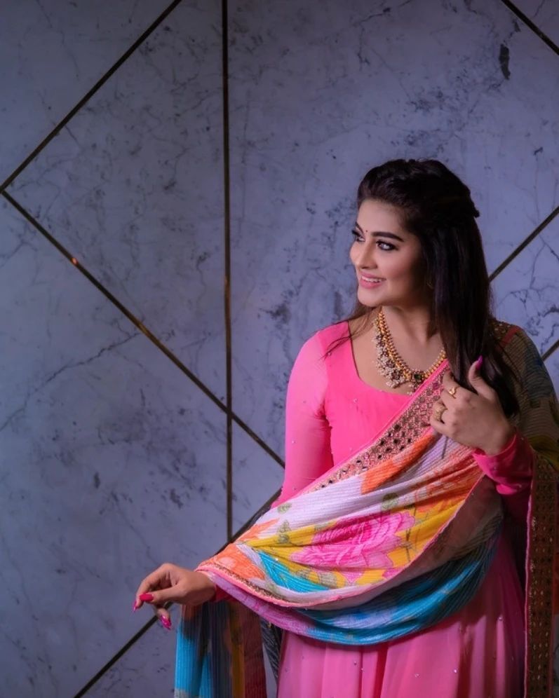 సొగసైన అందాలతో మంత్రముగ్ధులను చేస్తున్న స్నేహ సొగసైన అందాలతో మంత్రముగ్ధులను చేస్తున్న స్నేహ