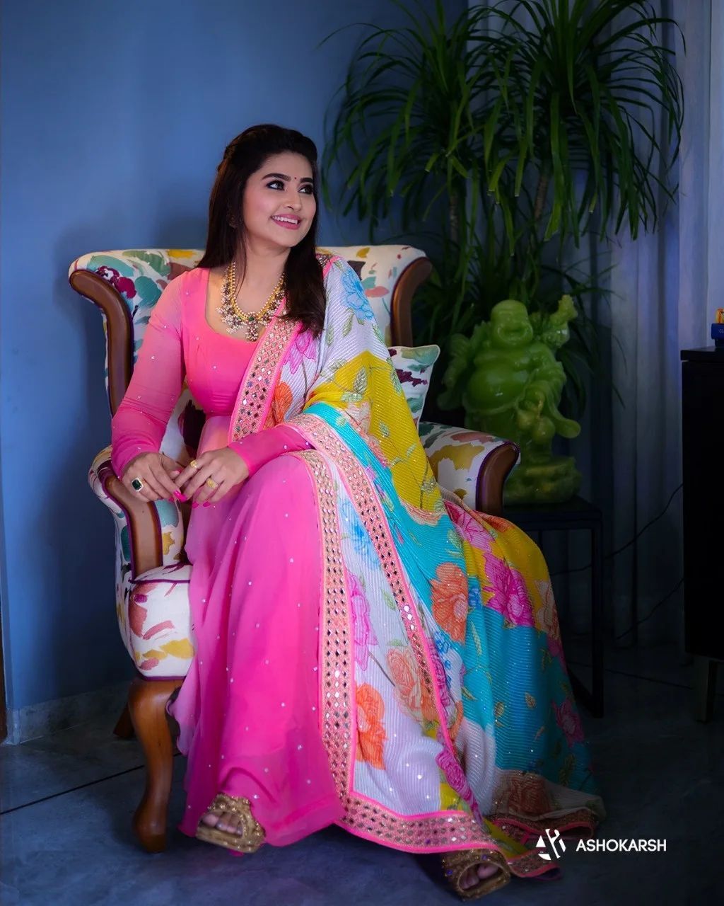 సొగసైన అందాలతో మంత్రముగ్ధులను చేస్తున్న స్నేహ సొగసైన అందాలతో మంత్రముగ్ధులను చేస్తున్న స్నేహ