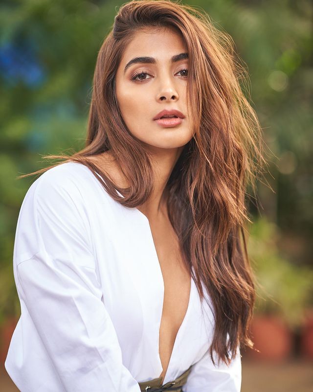 నిషాకళ్లతో అట్రాక్ట్ చేస్తున్న బుట్టబొమ్మ పూజాహెగ్డే నిషాకళ్లతో అట్రాక్ట్ చేస్తున్న బుట్టబొమ్మ పూజాహెగ్డే
